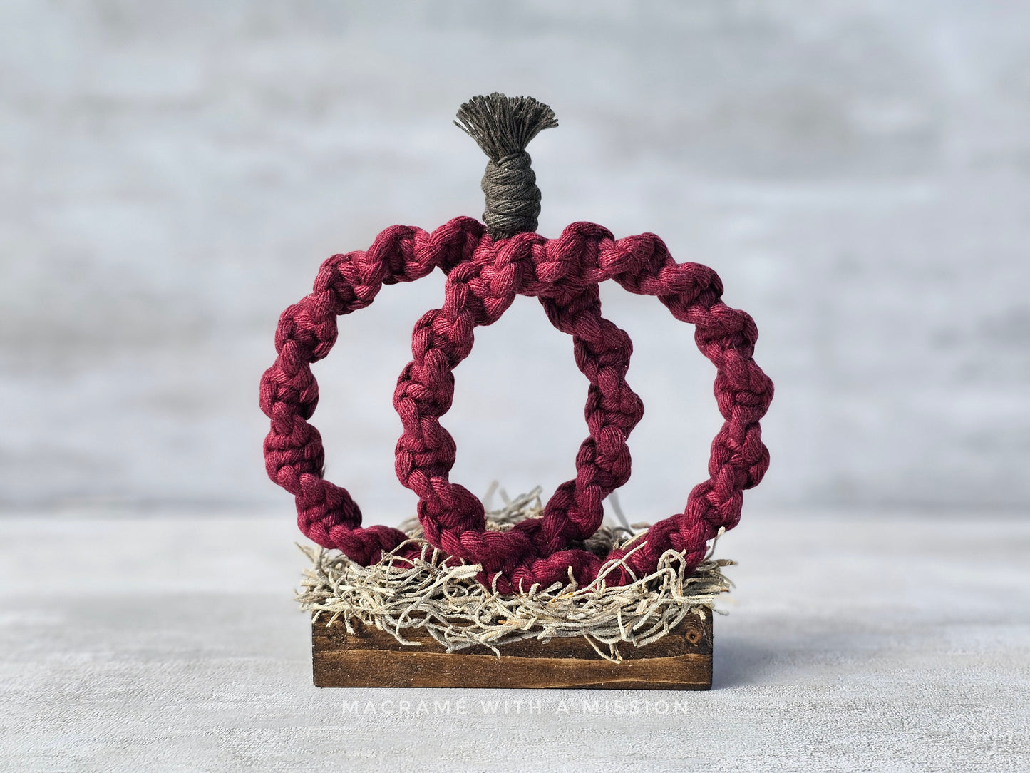 Pumpkin on Stand (Twisted Knot)