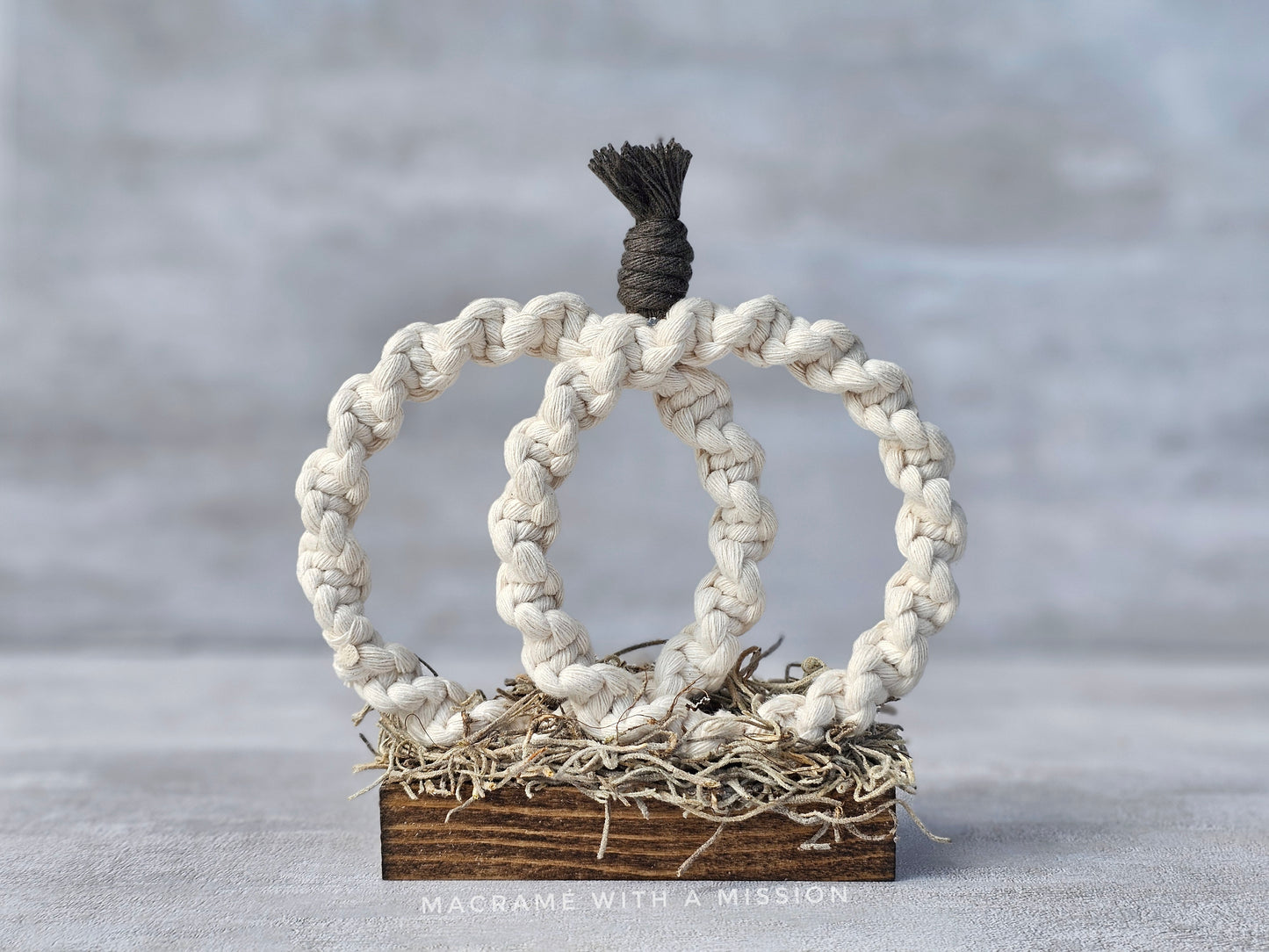 Pumpkin on Stand (Twisted Knot)