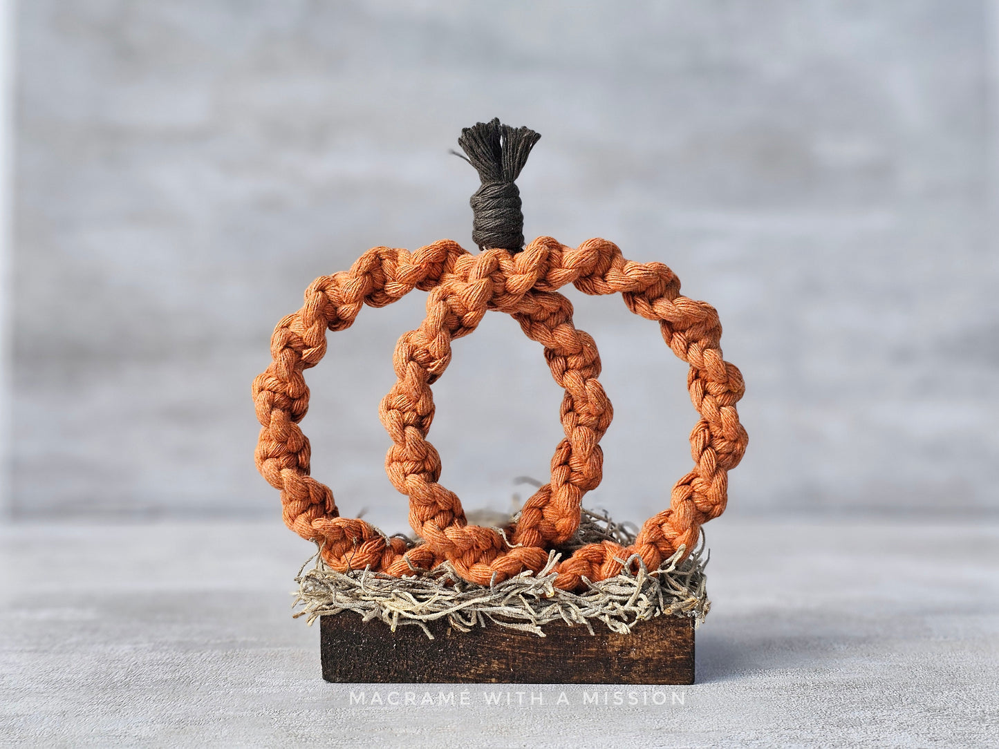 Pumpkin on Stand (Twisted Knot)