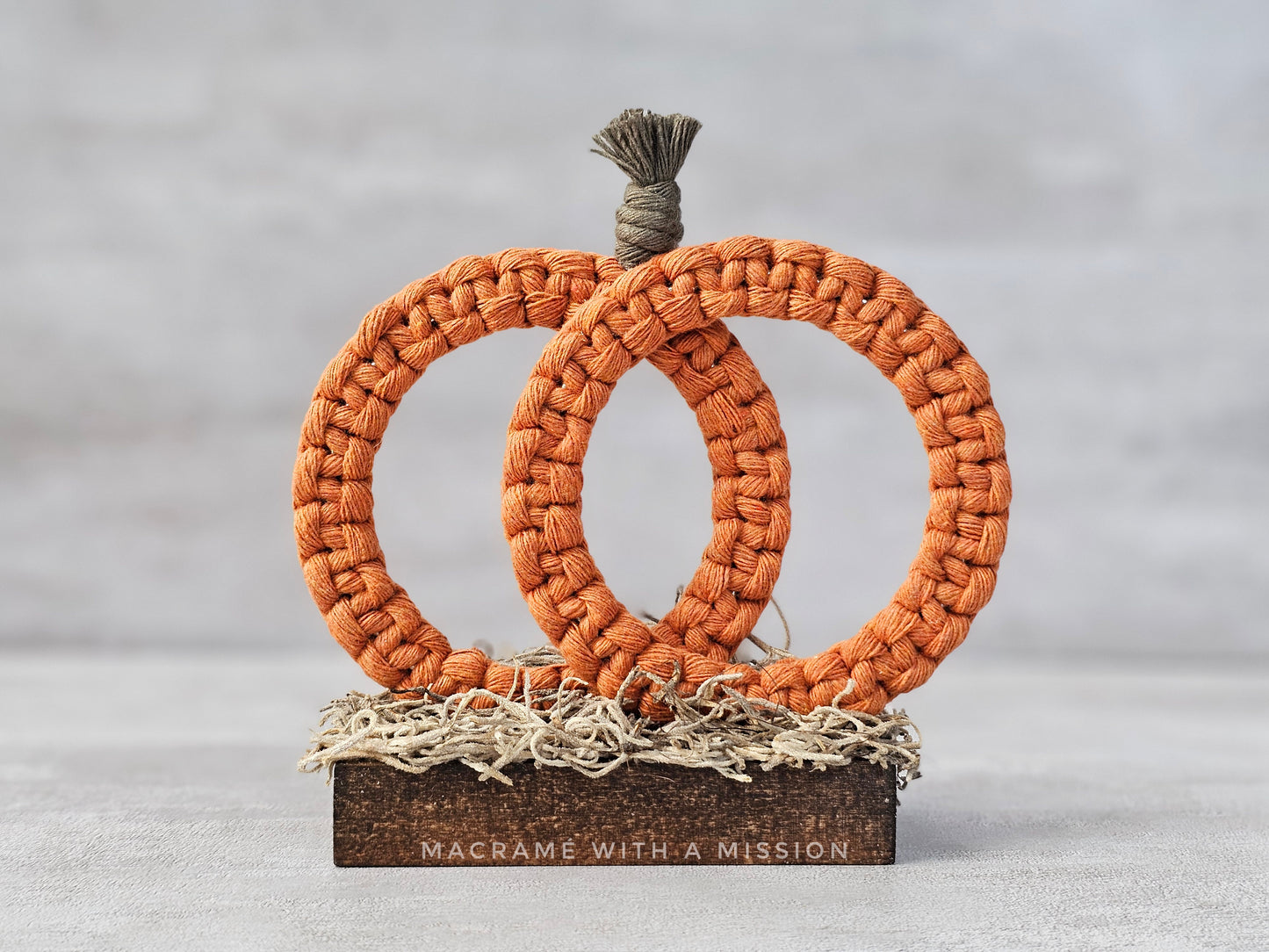 Pumpkin on Stand (Flat Knot)
