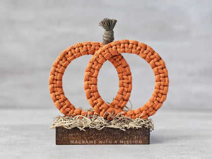 Pumpkin on Stand (Flat Knot)