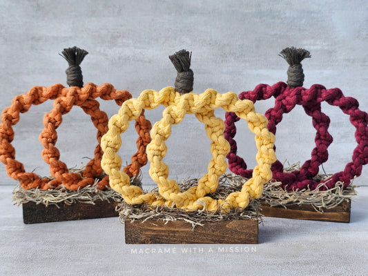 Pumpkin on Stand (Twisted Knot)