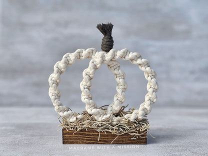 Pumpkin on Stand (Twisted Knot)